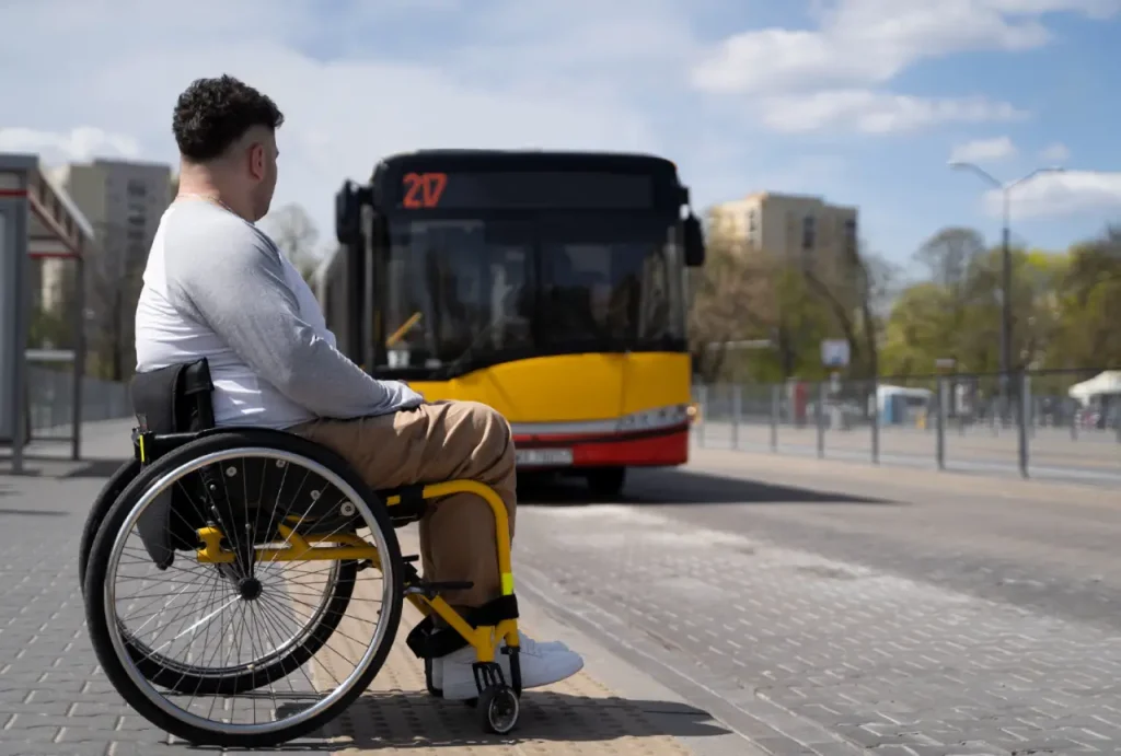 parada autobus persona movilidad reducida