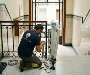 Guía para instalar un salvaescaleras en comunidades