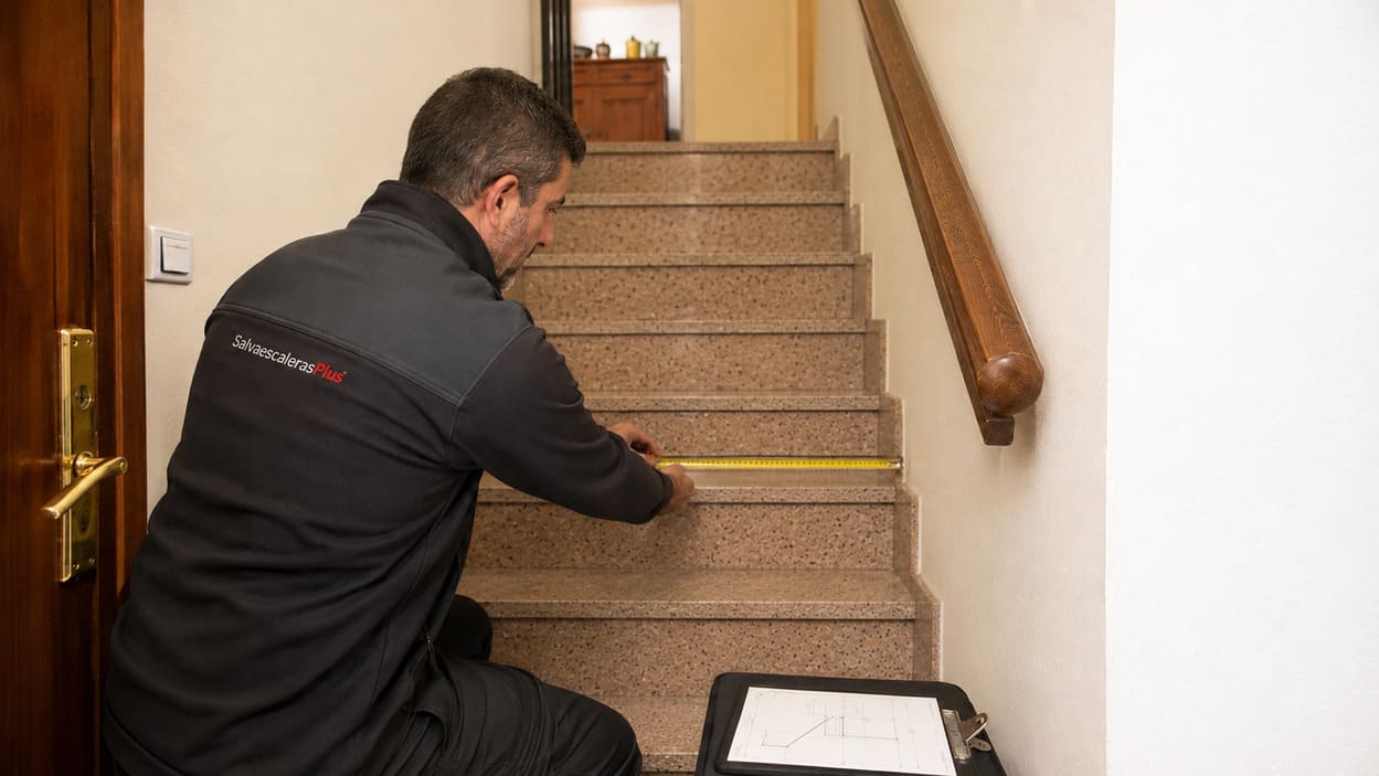 Medidas silla salvaescaleras